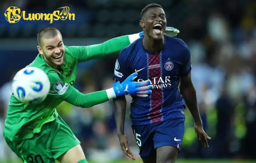 Nuno Mendes trở thành cầu thủ bóng đá dưới 23 tuổi giành được nhiều danh hiệu nhất Nuno Mendes trở thành cầu thủ bóng đá dưới 23 tuổi giành được nhiều danh hiệu nhất