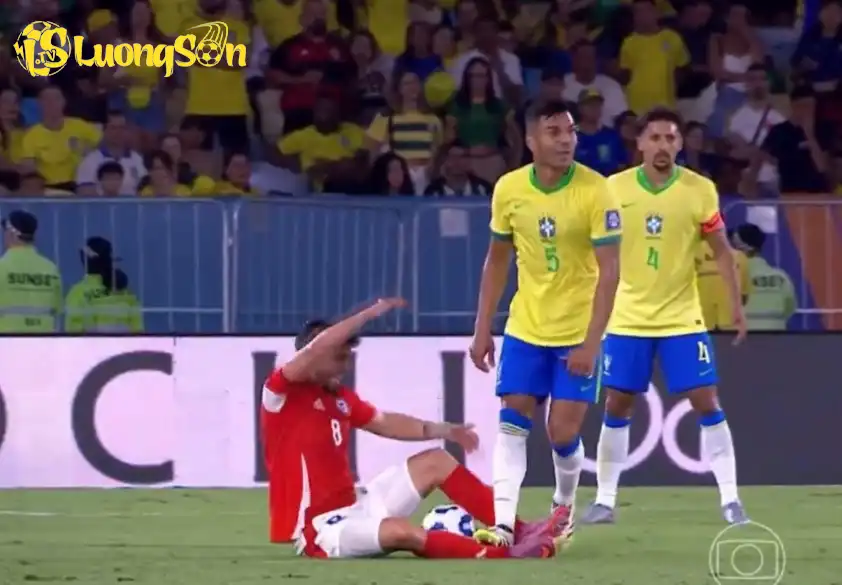 Cận cảnh pha xấu chơi của Casemiro khiến anh phải nhận thẻ vàng. (Ảnh: The Mirror) Cận cảnh pha xấu chơi của Casemiro khiến anh phải nhận thẻ vàng. (Ảnh: The Mirror)