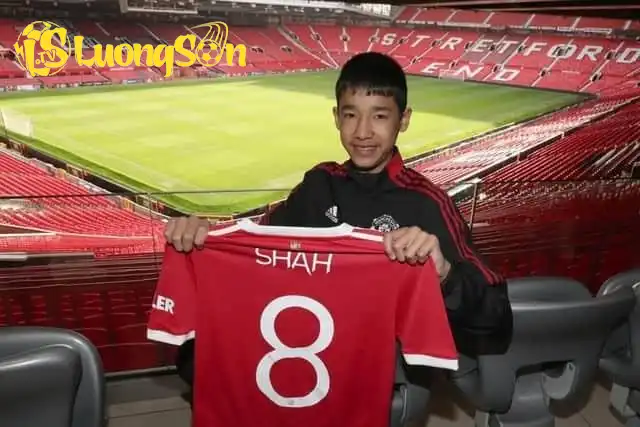 Tài năng trẻ và khoảnh khắc ra mắt MU. (Ảnh: Nền tảng X) Tài năng trẻ và khoảnh khắc ra mắt MU. (Ảnh: Nền tảng X)