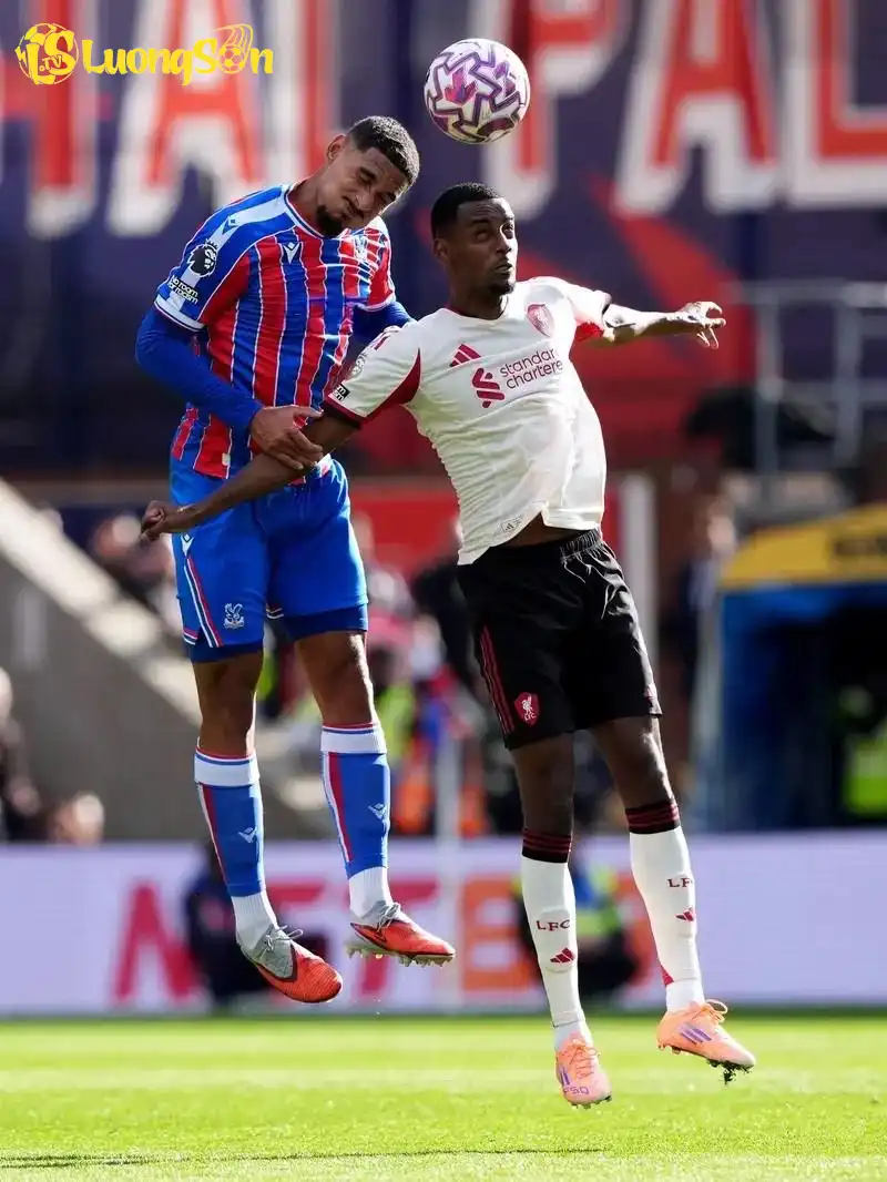 Isak gặp nhiều khó khăn trước sự truy cản quyết liệt của các hậu vệ Palace. (Ảnh: Sky Sports) Isak gặp nhiều khó khăn trước sự truy cản quyết liệt của các hậu vệ Palace.