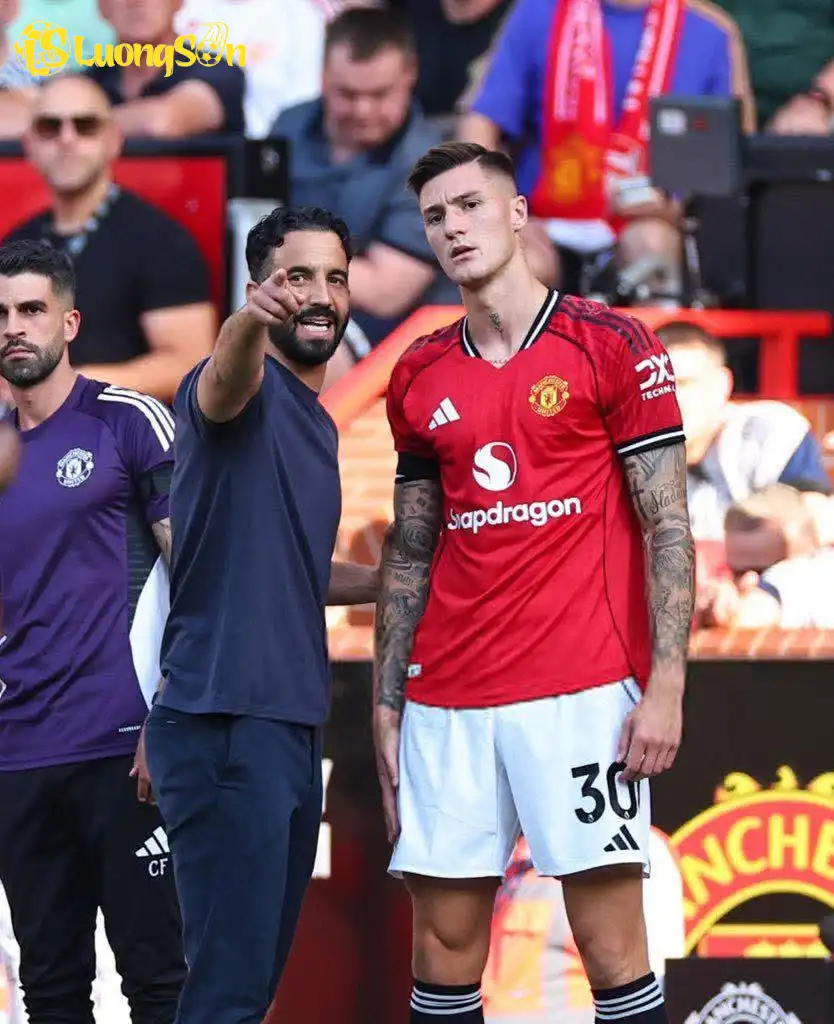 Amorim còn rất nhiều việc phải làm với bản hợp đồng đắt giá của Man Utd. (Ảnh: Nền tảng X) Amorim còn rất nhiều việc phải làm với bản hợp đồng đắt giá của Man Utd. (Ảnh: Nền tảng X)