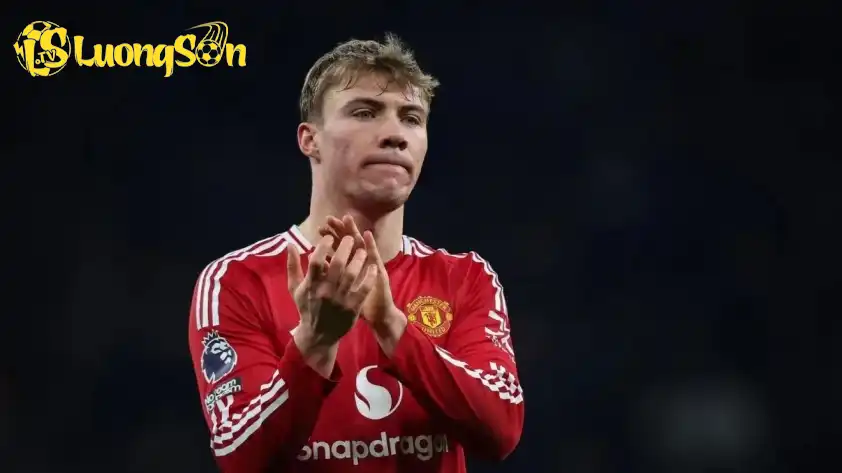 Hojlund hoàn toàn gây thất vọng trong mùa giải cuối cùng ở Man United (Ảnh: Football 365).