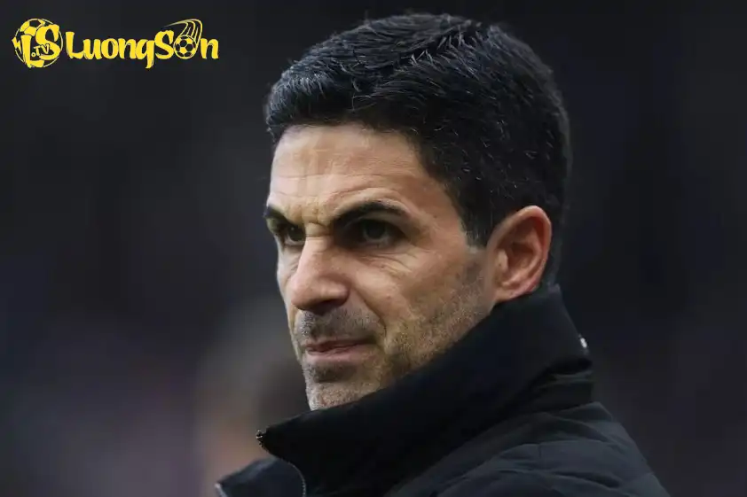 Arsenal cũng đang phải hứng chịu những chỉ trích bởi lối đá này.