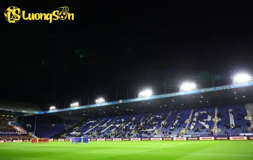 Sân Hillsborough vắng bóng khán giả (Ảnh: The Sun). Sân Hillsborough vắng bóng khán giả