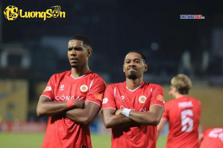 Alan (trái) ghi bàn thắng duy nhất giúp CAHN đánh bại CA TPHCM