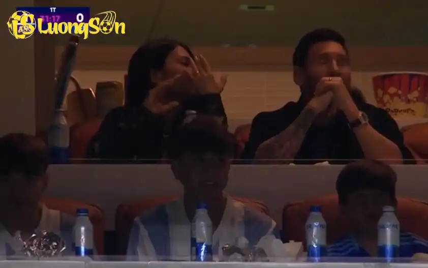 Messi ngồi trên khán đài xem các đồng đội thi đấu Messi ngồi trên khán đài xem các đồng đội thi đấu