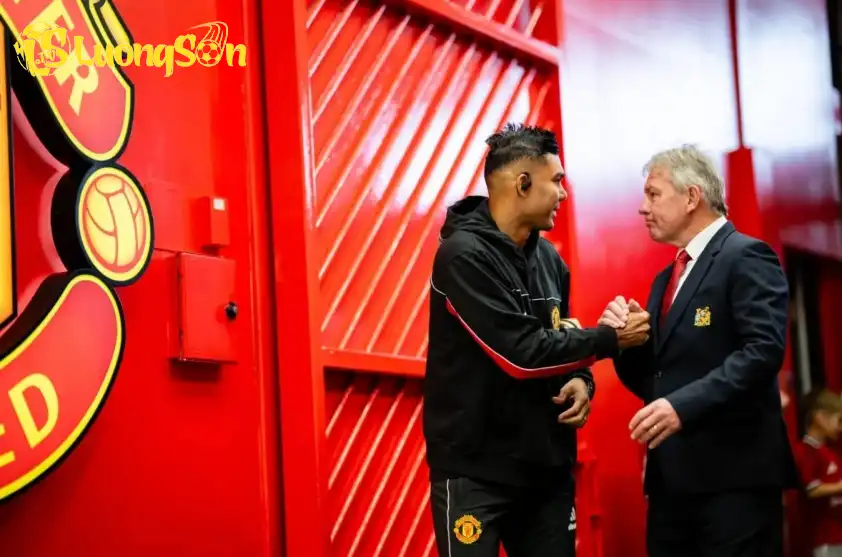 Bryan Robson gây bất ngờ khi chọn Casemiro là cầu thủ thông minh nhất ông từng thấy