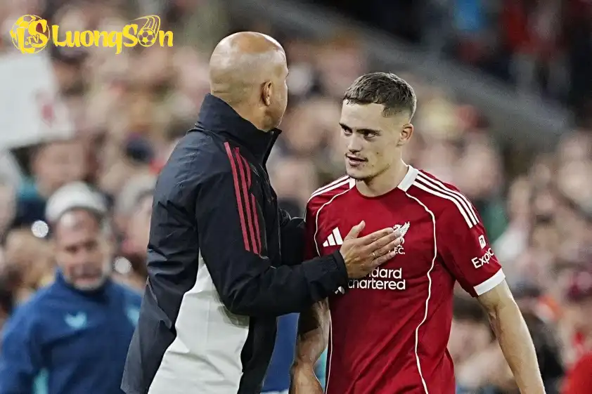 Arne Slot tin rằng Wirtz là một cầu thủ đa năng, có thể chơi mọi vị trí trên hàng công (Ảnh: The Independent).